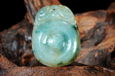 上海都达杂项专场102【全场包邮】   天然冰绿翡翠（A货）精雕《双龙护主》挂件 98-16