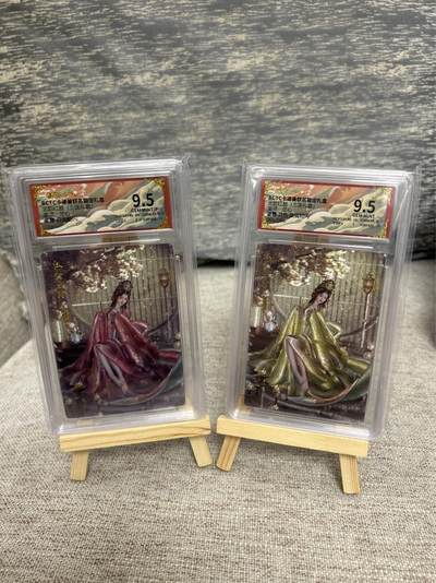 喜灰玩卡拍卖第八期，接拍品0佣金，欢迎送拍，释放现金流，让自己有资金可以购买更多喜欢的卡牌，让别的卡友能淘到更多心仪的卡牌 卡德曼 三国礼盒 兰心老师绘 姜霞  姜霞异色限编 005/066编  一组两张 折光粗闪 GEM MINT