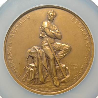 【德藏】世界币章拍卖第171期（拍品征集中~欢迎藏友联系）  1916年 比利时一战抵抗德国占领及驱逐工人阶级70mm纪念大铜章 NGC MS63 细节刻画细致 人物极其传神 大盒封装