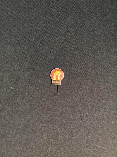 东亚欧洲主题杂货徽章勋章拍卖⑩ （五一大拍350+） 朝鲜平壤凯旋门插针徽章