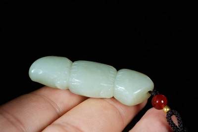 上海都达杂项专场103【全场包邮】  天然和田玉精雕《莲藕》挂件 附鉴定证书70-167