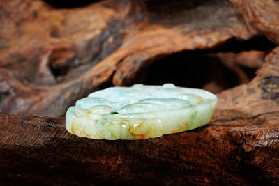 上海都达杂项专场102【全场包邮】  天然冰糯种飘绿翡翠（A货）精雕《麒麟献瑞》挂件 98-8