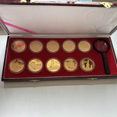 🌹外币初藏🌹🐯2026年第46场   每周二四六晚8️⃣点  世界硬币 苏联泰国纪念币 九十年代上海十大景观纪念章 上海造币厂实木原盒 33毫米黄铜镀金精制币 附赠放大镜