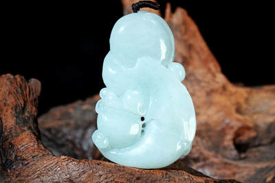 上海都达杂项专场102【全场包邮】  天然冰绿种翡翠（A货）精雕《飞天貔貅》挂件 98-9