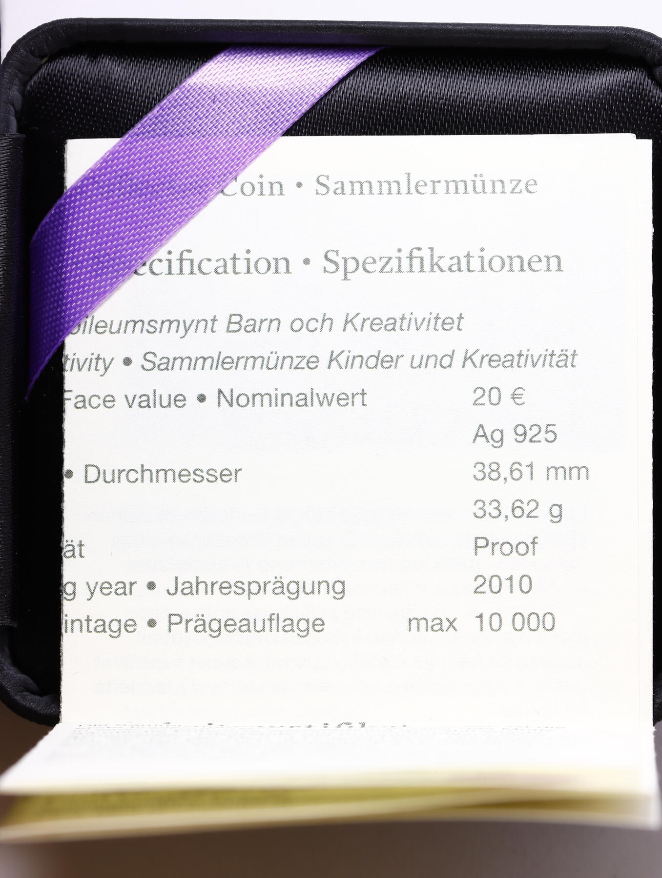 观钱 近现代机制币拍卖No.009（全场顺丰包邮，不区分偏远地区）  芬兰 2010 年 “儿童与创造力” 20 欧元彩色精制纪念银币（1 盎司）925 银精制币，重量为33.62 克（1 盎司银）原盒带证书 为庆祝 “儿童与创造力” 主题发行的纪念银币，币面设计源自儿童绘画比赛获奖作品，以童趣视角展现了月球、脚印与地球的创意场景，曾获得国际硬币大奖提名，是现代纪念币中的艺术精品。