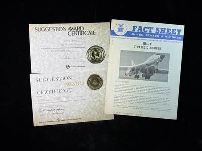 戎马世界章牌大赏第115期 美国B1战略轰炸机设计师证书与手册一套，得主负责后掠翼的设计，因此获得嘉奖