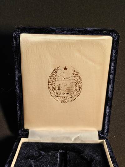 东亚欧洲主题杂货徽章勋章拍卖⑩ （五一大拍350+） 朝鲜劳动勋章（带盒带略）