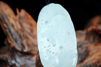 上海都达杂项专场102【全场包邮】  天然冰绿种翡翠（A货）精雕《雄鹰衔鱼》挂件 98-11