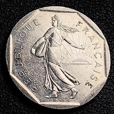 泉币菌-第231场-拍品多 请提前出价 1982年 法国2法郎 播种女神 26.5mm 异形币