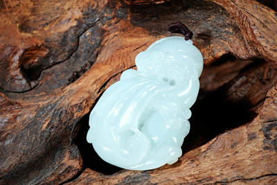 上海都达杂项专场102【全场包邮】  天然冰绿种翡翠（A货）精雕《飞天貔貅》挂件 98-9