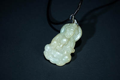 上海都达杂项专场102【全场包邮】  天然冰糯种翡翠（A货）精雕《持瓶观音》挂件98-73