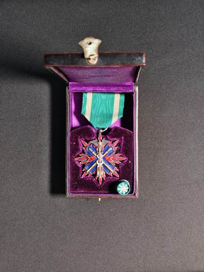 东亚欧洲主题杂货徽章勋章拍卖⑩ （五一大拍350+） 功五级金鵄勋章（银字）