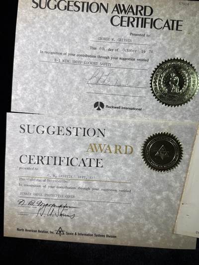 戎马世界章牌大赏第115期 美国B1战略轰炸机设计师证书与手册一套，得主负责后掠翼的设计，因此获得嘉奖