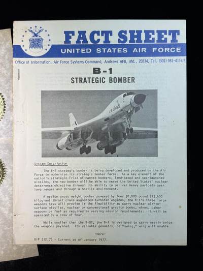 戎马世界章牌大赏第115期 美国B1战略轰炸机设计师证书与手册一套，得主负责后掠翼的设计，因此获得嘉奖