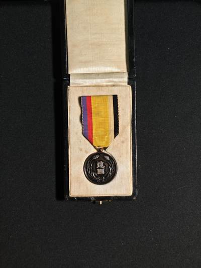 东亚欧洲主题杂货徽章勋章拍卖⑩ （五一大拍350+） 伪满洲国建国功劳章（勿忘国耻）