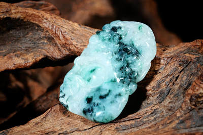 上海都达杂项专场102【全场包邮】  天然花青种翡翠（A货）精雕《松龄鹤寿》挂件 98-12