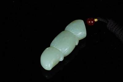 上海都达杂项专场103【全场包邮】  天然和田玉精雕《莲藕》挂件 附鉴定证书70-167