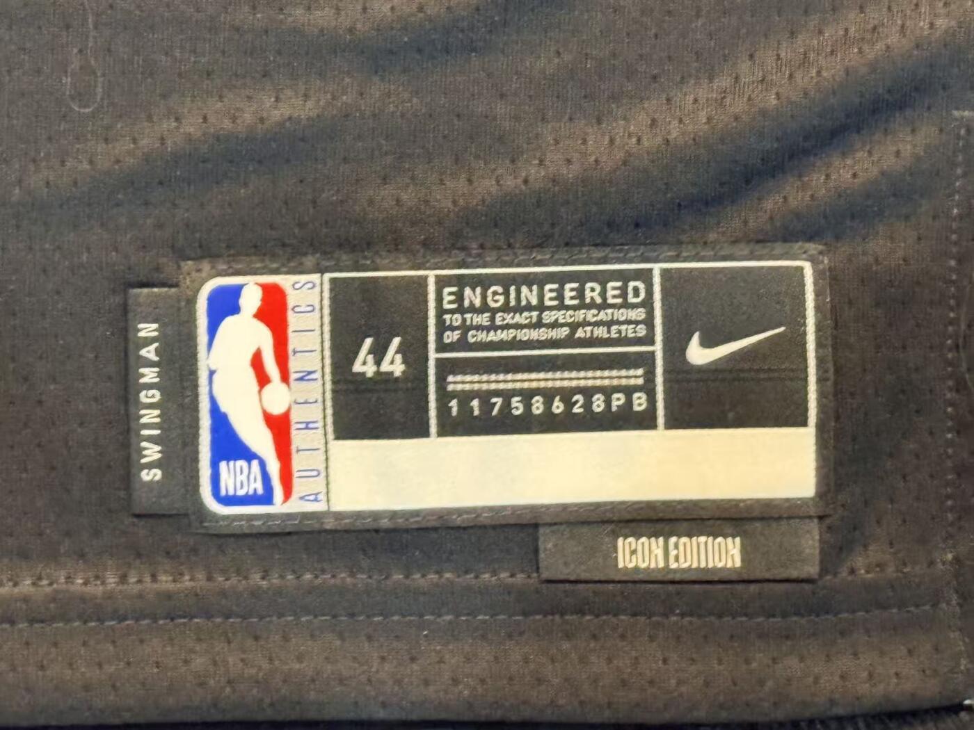 零元拍：NBA历史上最年轻的，NBA上第一个全票当选的最佳防守球员，维克托·文班亚马完美亲签圣安东尼奥马刺对25-26赛季球队限定战袍！！