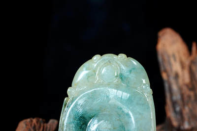 上海都达杂项专场102【全场包邮】   天然冰绿翡翠（A货）精雕《双龙护主》挂件 98-16