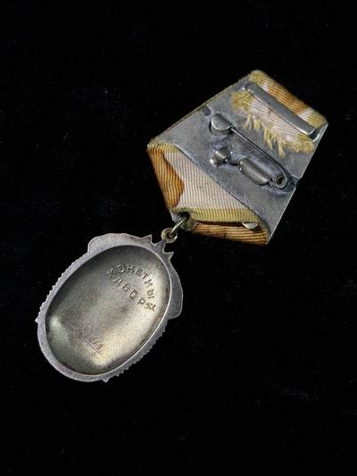 戎马世界章牌大赏第115期 苏联劳动荣誉勋章，证书有改号，带盒，含银量29g