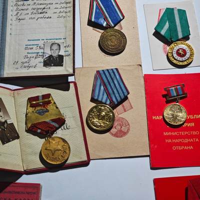 4月23日结束，成斌徽章钱币专场 全套精品保加利亚大军官套装附证书照片很全