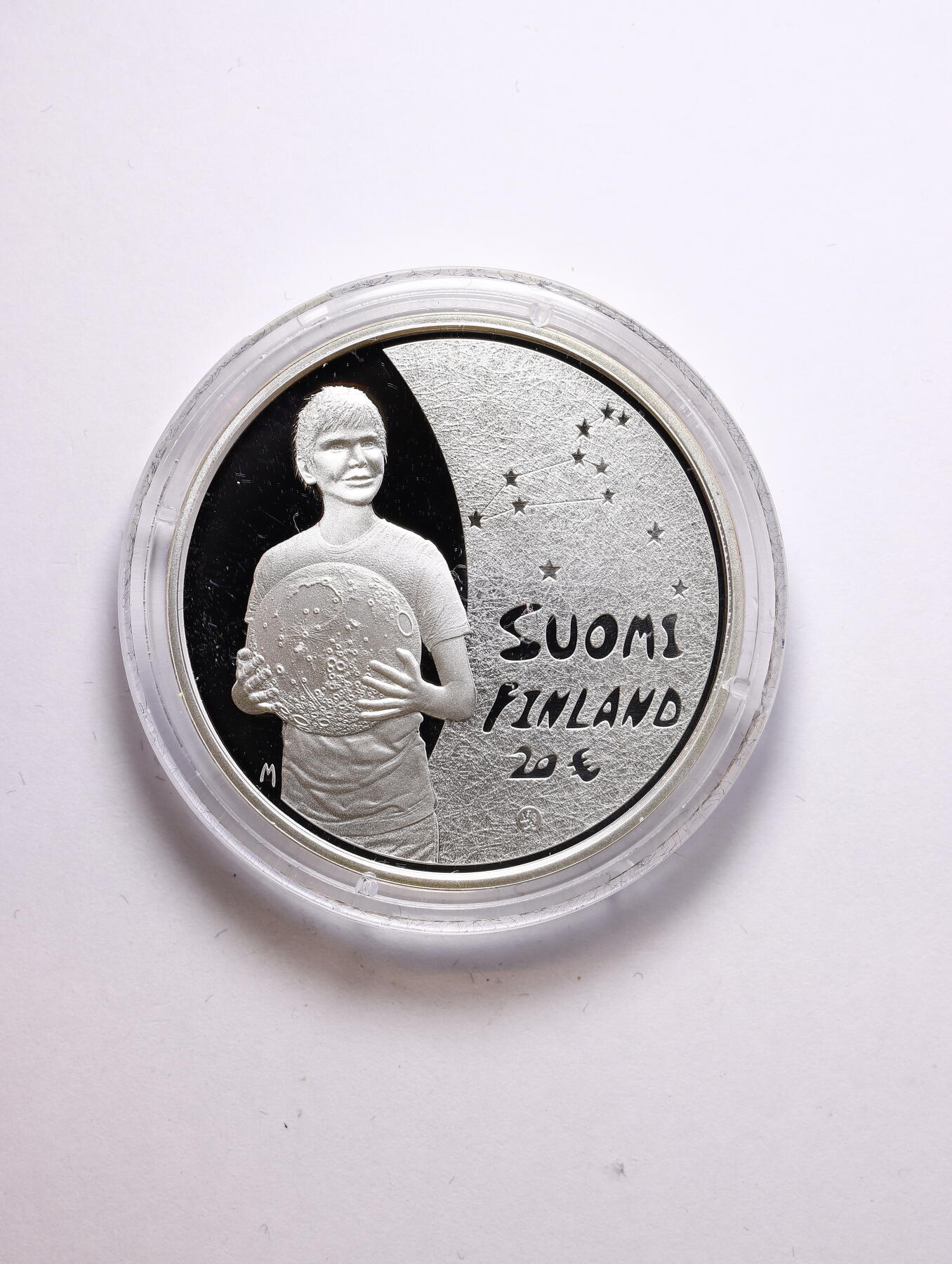 观钱 近现代机制币拍卖No.009（全场顺丰包邮，不区分偏远地区）  芬兰 2010 年 “儿童与创造力” 20 欧元彩色精制纪念银币（1 盎司）925 银精制币，重量为33.62 克（1 盎司银）原盒带证书 为庆祝 “儿童与创造力” 主题发行的纪念银币，币面设计源自儿童绘画比赛获奖作品，以童趣视角展现了月球、脚印与地球的创意场景，曾获得国际硬币大奖提名，是现代纪念币中的艺术精品。
