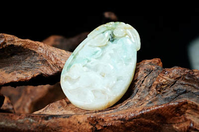 上海都达杂项专场102【全场包邮】  天然冰糯种飘绿翡翠（A货）精雕《麒麟献瑞》挂件 98-8