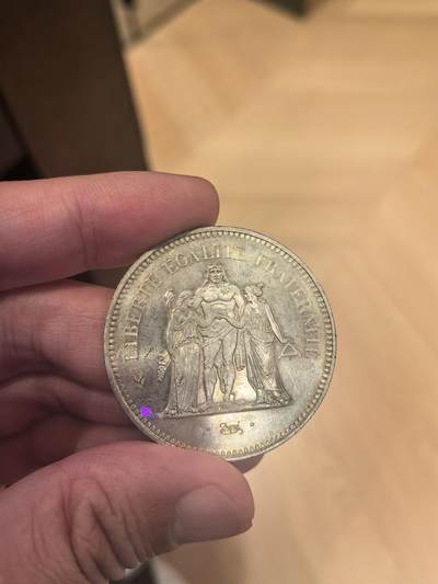 欧洲银章、铜章，大优惠起拍价都是银价计算 欧洲法国大力士神圆光满分一枚单独，看视频