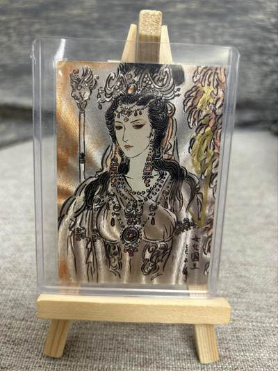 喜灰玩卡拍卖第八期，接拍品0佣金，欢迎送拍，释放现金流，让自己有资金可以购买更多喜欢的卡牌，让别的卡友能淘到更多心仪的卡牌 【亲签限编8编】卡德曼 西游记 不二猿老师 亲签 西梁女王 限编 005/008编 折光粗闪