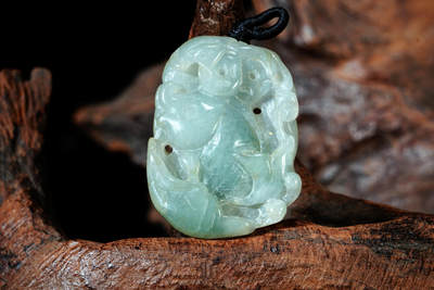 上海都达杂项专场102【全场包邮】  天然冰绿翡翠（A货）精雕《富贵有鱼》挂件 98-14