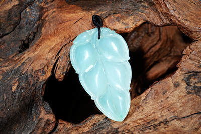 上海都达杂项专场102【全场包邮】  天然冰绿种翡翠（A货）精雕《金枝玉叶》挂件 98-7