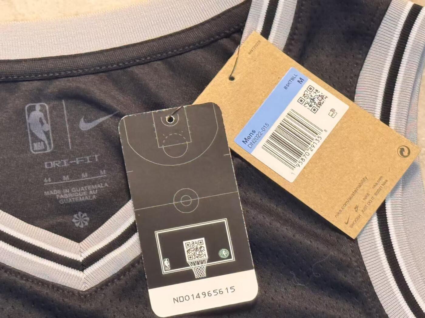 零元拍：NBA历史上最年轻的，NBA上第一个全票当选的最佳防守球员，维克托·文班亚马完美亲签圣安东尼奥马刺对25-26赛季球队限定战袍！！