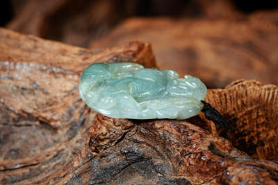 上海都达杂项专场102【全场包邮】  天然冰绿翡翠（A货）精雕《富贵有鱼》挂件 98-14