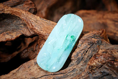 上海都达杂项专场102【全场包邮】  天然冰绿种翡翠（A货）精雕《喜鹊登梅》挂件 98-6