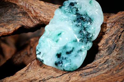 上海都达杂项专场102【全场包邮】  天然花青种翡翠（A货）精雕《松龄鹤寿》挂件 98-12