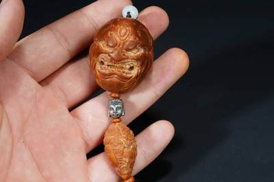 上海都达杂项专场103【全场包邮】  橄榄核雕恶僧手把件70-104