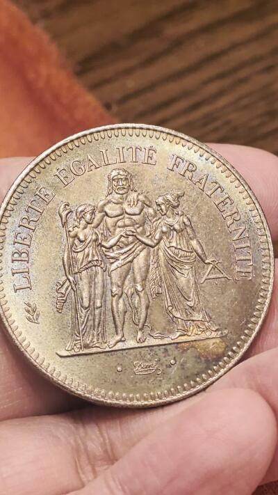 欧洲银章、铜章，大优惠起拍价都是银价计算 欧洲50大力神30克5彩包浆一枚，起拍价格小于银价