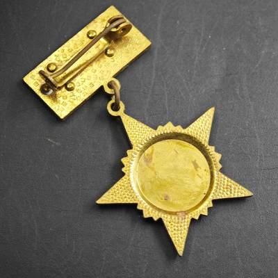 4月23日结束，成斌徽章钱币专场 老挝建国5周年奖章