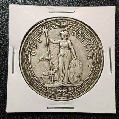 【德藏】世界币章拍卖第171期（拍品征集中~欢迎藏友联系） 老藏家集藏系列之- 1910年 英属贸易站洋壹圆银币 直径约：38.9mm；重约：26.8g 入册20余年·附有当年购入价