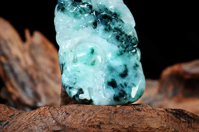 上海都达杂项专场102【全场包邮】  天然花青种翡翠（A货）精雕《松龄鹤寿》挂件 98-12