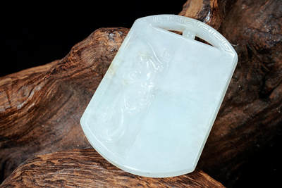 上海都达杂项专场102【全场包邮】  天然冰糯种翡翠（A货）精雕《府上有龙》挂件 98-10