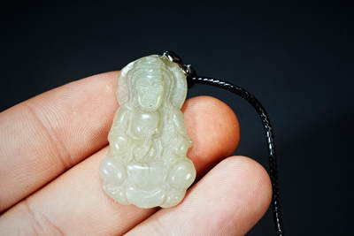 上海都达杂项专场102【全场包邮】  天然冰糯种翡翠（A货）精雕《持瓶观音》挂件98-73