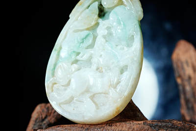 上海都达杂项专场102【全场包邮】  天然冰糯种飘绿翡翠（A货）精雕《麒麟献瑞》挂件 98-8