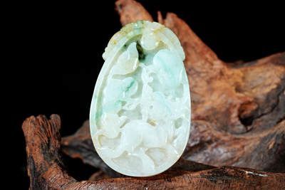 上海都达杂项专场102【全场包邮】  天然冰糯种飘绿翡翠（A货）精雕《麒麟献瑞》挂件 98-8