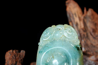 上海都达杂项专场102【全场包邮】   天然冰绿翡翠（A货）精雕《双龙护主》挂件 98-16