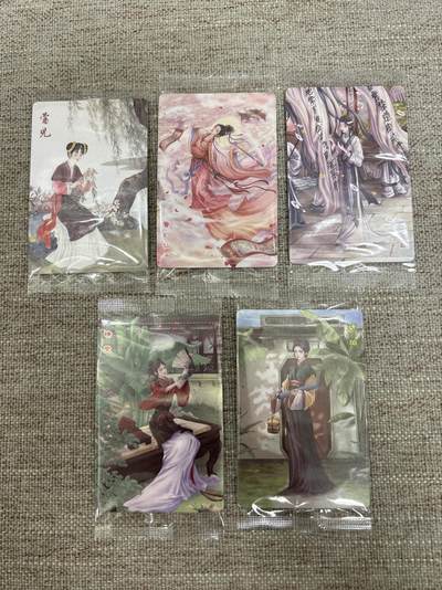 喜灰玩卡拍卖第八期，接拍品0佣金，欢迎送拍，释放现金流，让自己有资金可以购买更多喜欢的卡牌，让别的卡友能淘到更多心仪的卡牌 小浣熊 红楼梦 警幻仙子 莺儿 宝珠 琥珀 晴雯 一组5张合拍