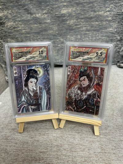 喜灰玩卡拍卖第八期，接拍品0佣金，欢迎送拍，释放现金流，让自己有资金可以购买更多喜欢的卡牌，让别的卡友能淘到更多心仪的卡牌 卡德曼 不二猿老师绘 吕布 貂蝉 一组二张 折光粗闪