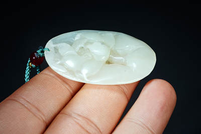 上海都达杂项专场102【全场包邮】  天然和田玉精雕《一品清莲》挂件98-66