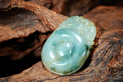 上海都达杂项专场102【全场包邮】   天然冰绿翡翠（A货）精雕《双龙护主》挂件 98-16