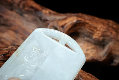 上海都达杂项专场102【全场包邮】  天然冰糯种翡翠（A货）精雕《府上有龙》挂件 98-10